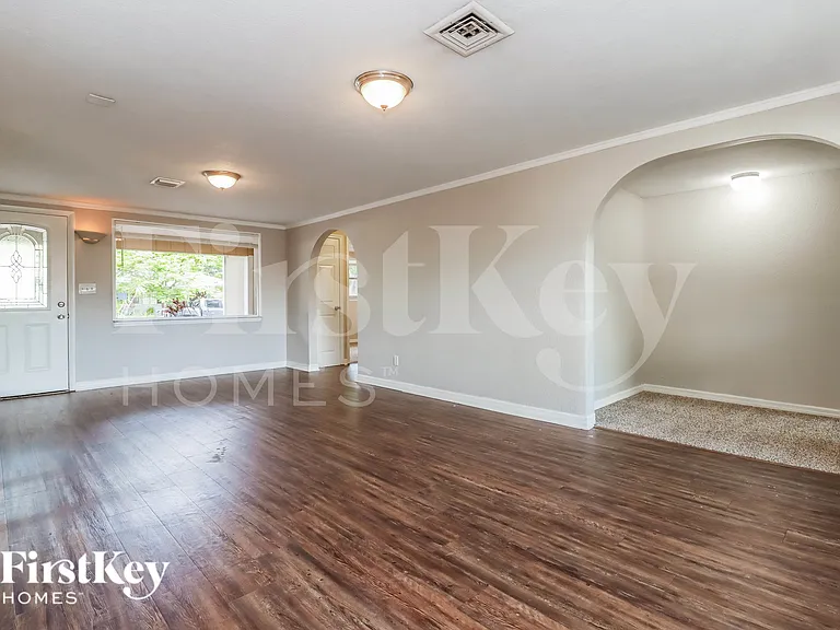 645 Lexington St — Photo 2