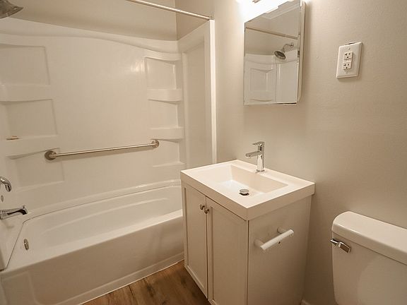 5th image of 1105-1107 Eastland Cir #1105