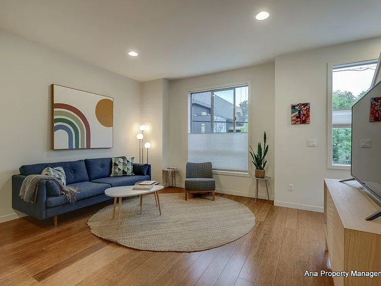 163 SE 13th Ave — Photo 8