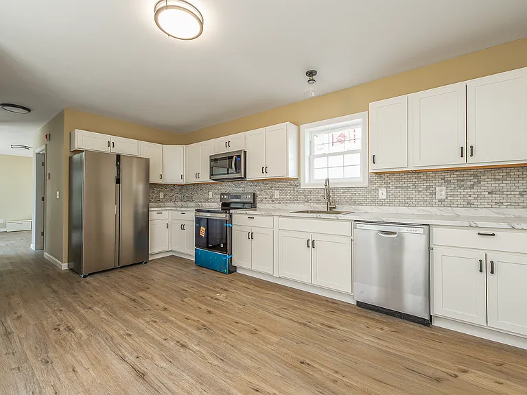 31 Drummond St — Photo 1