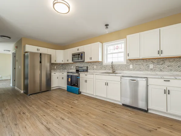 31 Drummond St, Auburn, ME 04210