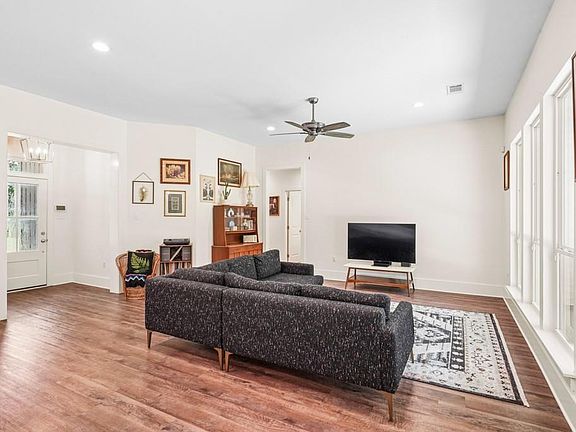 3rd image of 415 Orleans Ave