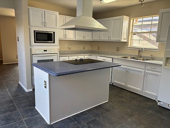 4th image of 907 Todd Ln