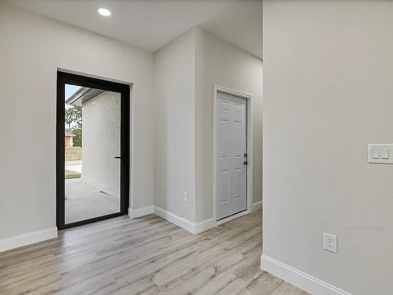 488 Lillon Ave S — Photo 32