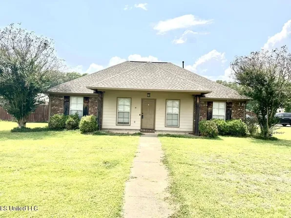 223 Oak Park Xing, Pearl, MS 39208