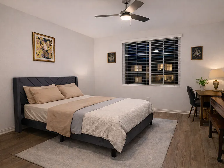 Bedroom 1 - 1 Queen