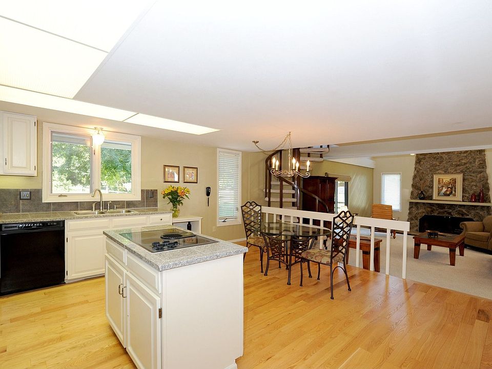 2nd image of 4984 W Maplewood Ave