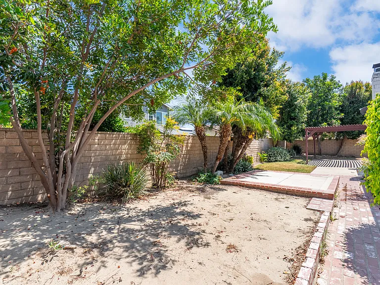 156 Appletree Ave — Photo 31