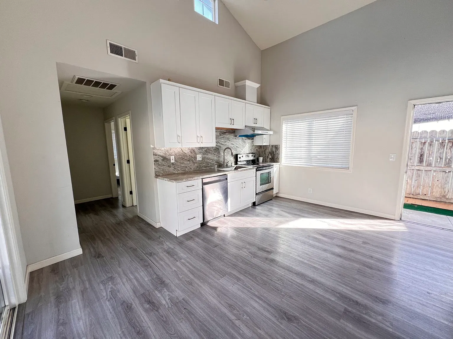 2 bed, 600 sqft, $2,400 — Photo 2