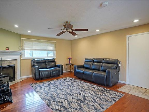 3rd image of 877 Eileen Dr