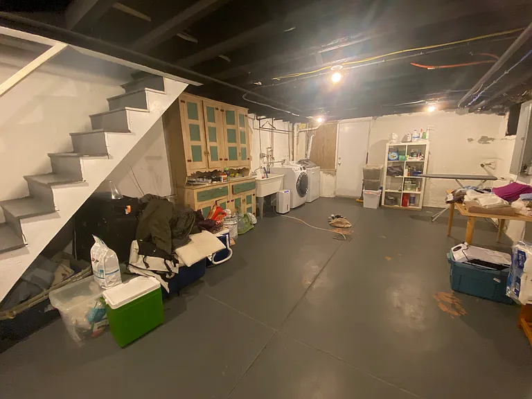 big basement with washer and dryer and R/O water filtration system