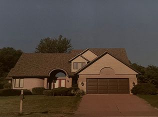 5214 Heatherstone Ct, Bettendorf, IA 52722