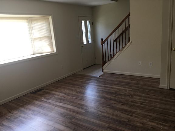 Spacious living room with Bay window