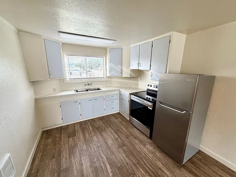 920 Winchester Ave — Photo 4