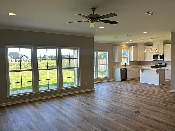 3rd image of 122 Edgewood Trl