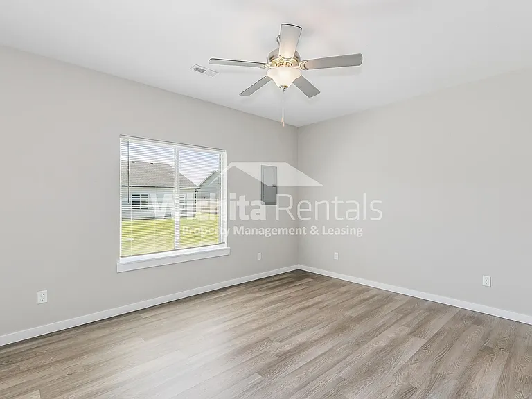 5146 Honeylocust St — Photo 8