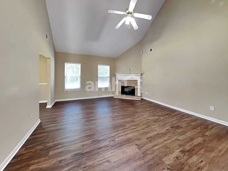 305 Kings Way — Photo 7