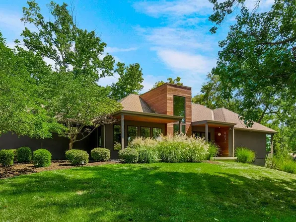 9831 Pembroke Ln, Leawood, KS 66206