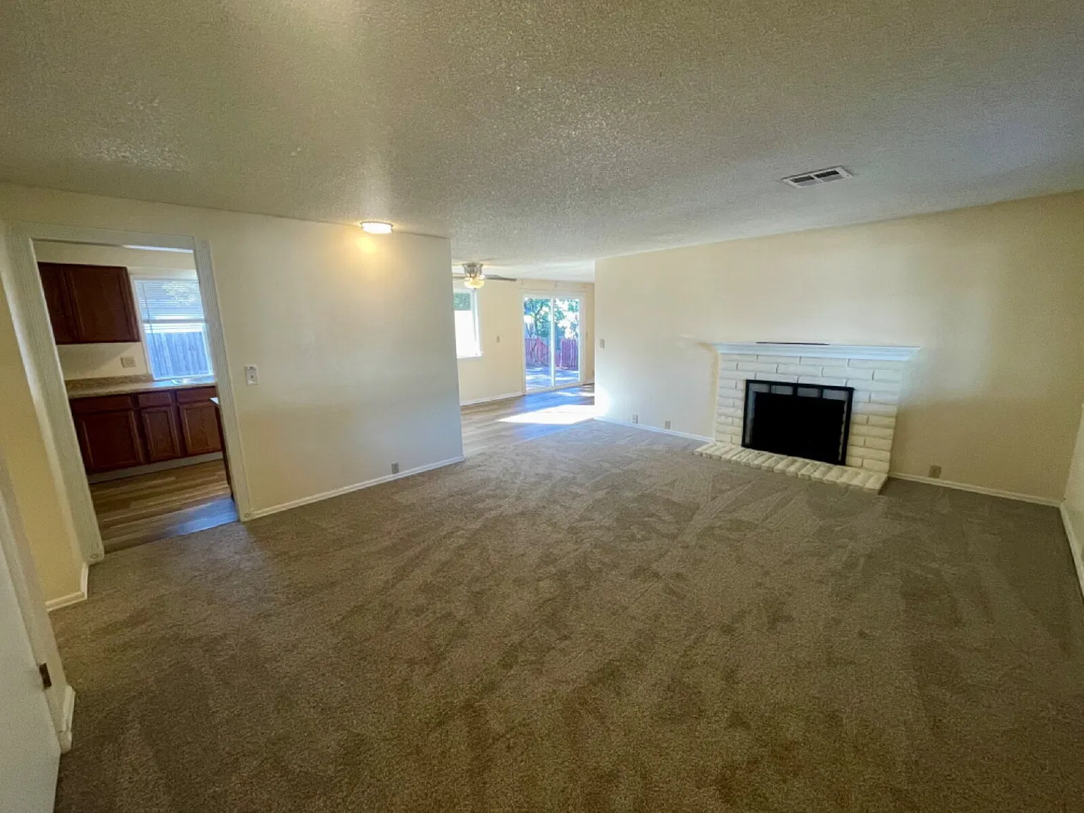 3 bed, 2.0 bath, 1320 sqft, $2,295 — Photo 2