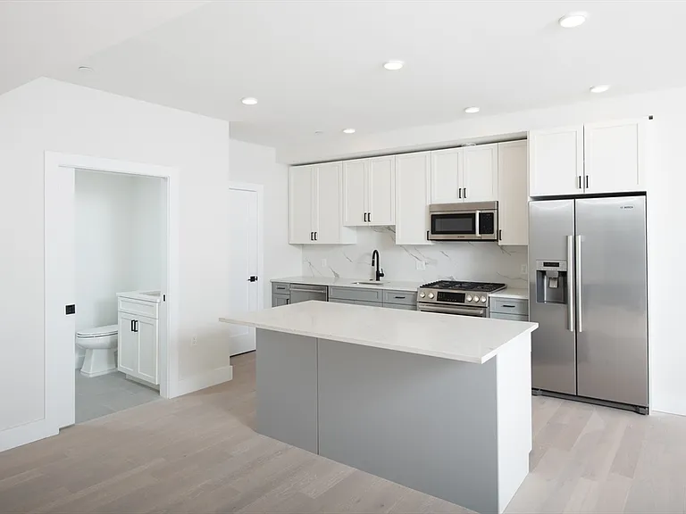 425 Border St #207 — Photo 2