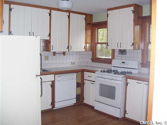 3rd image of 208 Clinton St
