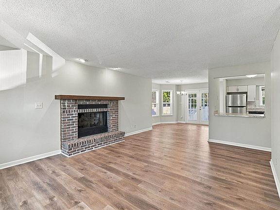 5th image of 135 Williamsburg Dr.