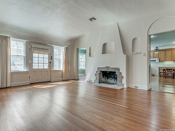 3rd image of 143 CLOVERLEAF AVE
