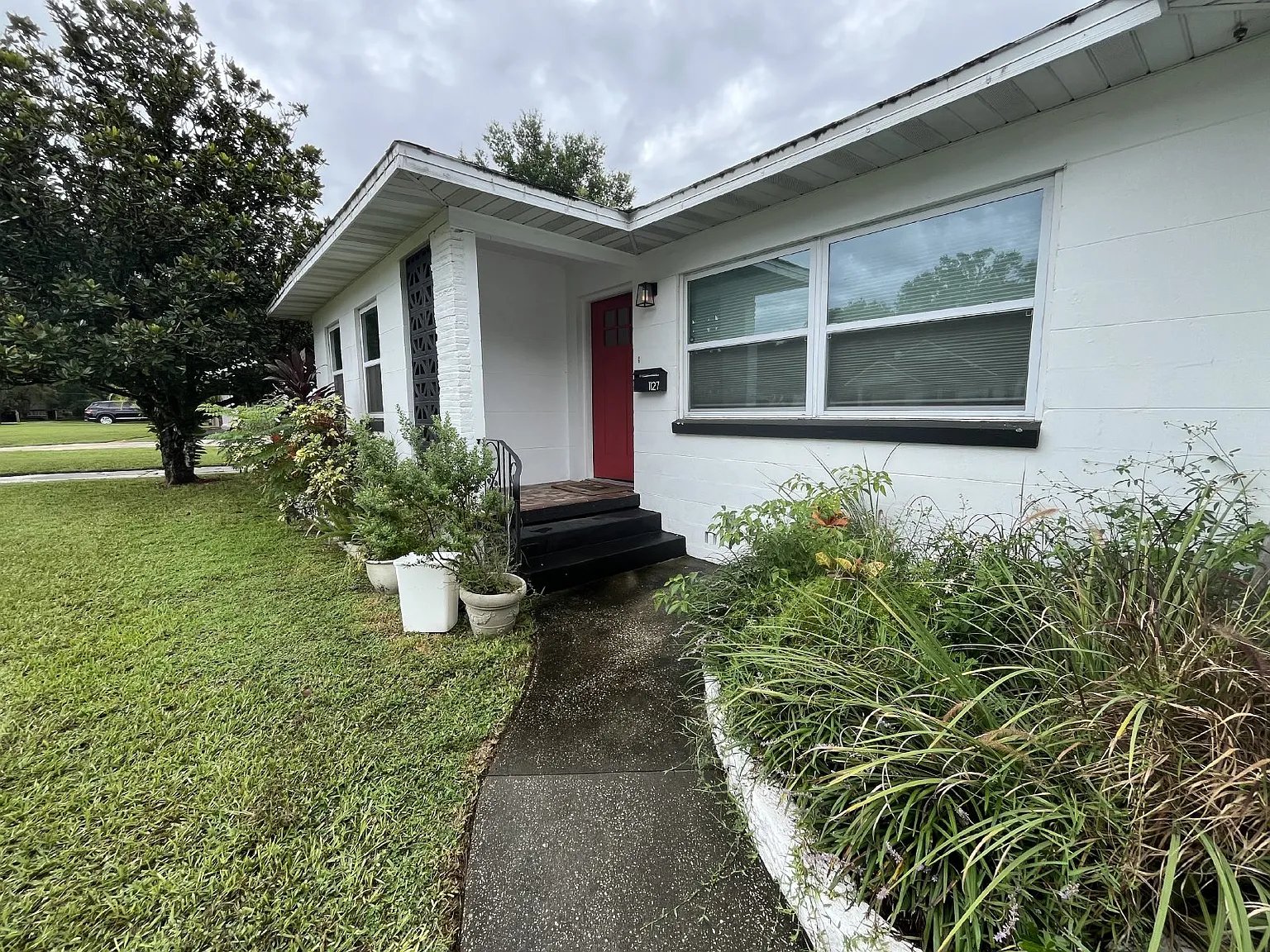 3 bed, 2.0 bath, 1056 sqft, $2,300 — Photo 2