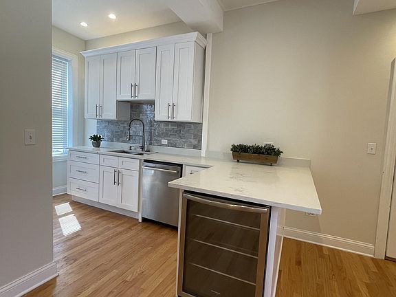 3rd image of 846 N Hermitage Ave #10509159