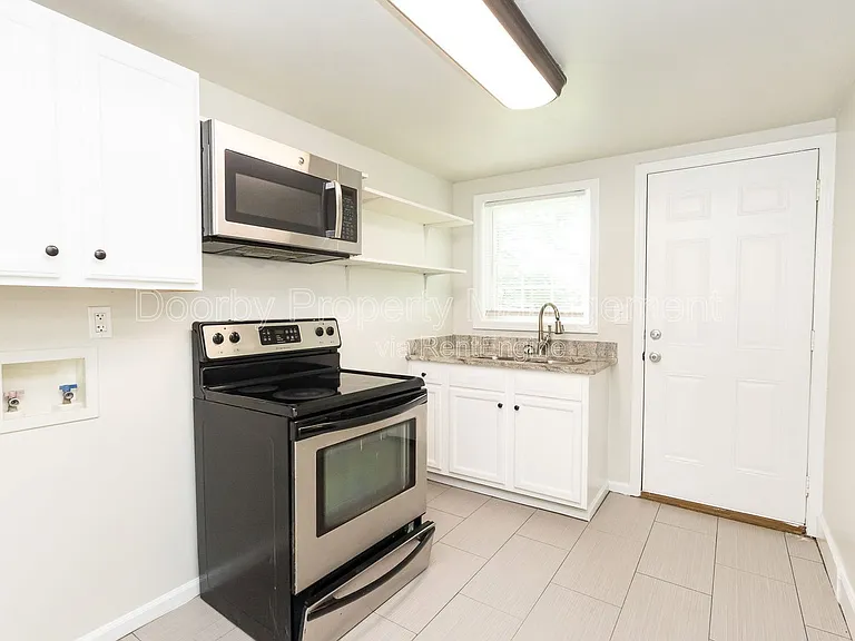 1806 Dixon St — Photo 6