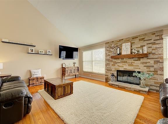 4th image of 2922 Waling Woods Dr