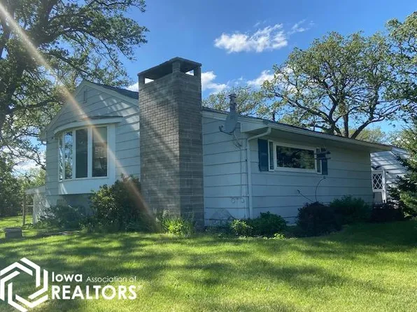 2015 Village Rd, Clear Lake, IA 50428