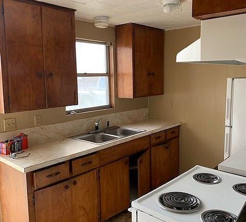 3rd image of 417 W Avenue C