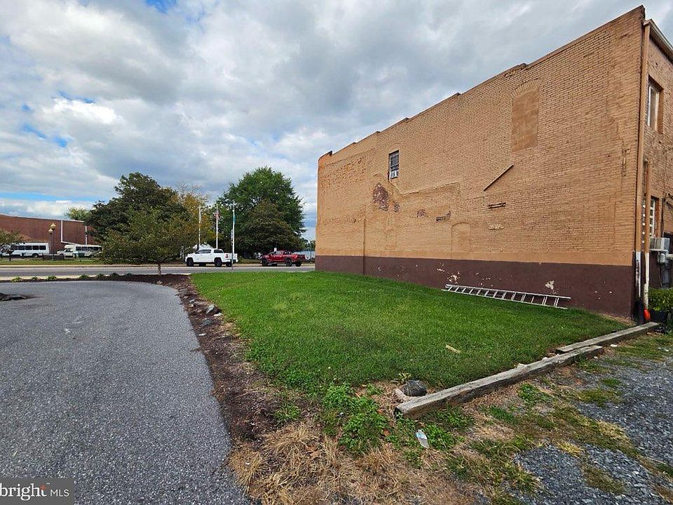 2nd image of 114 E Market St