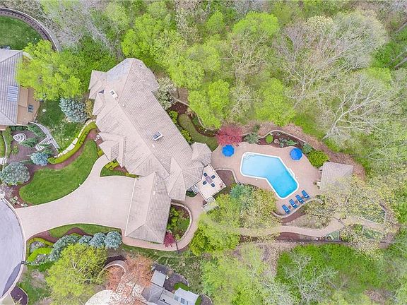 A Private Oasis in the Middle of Highly Desirable Riss Lake