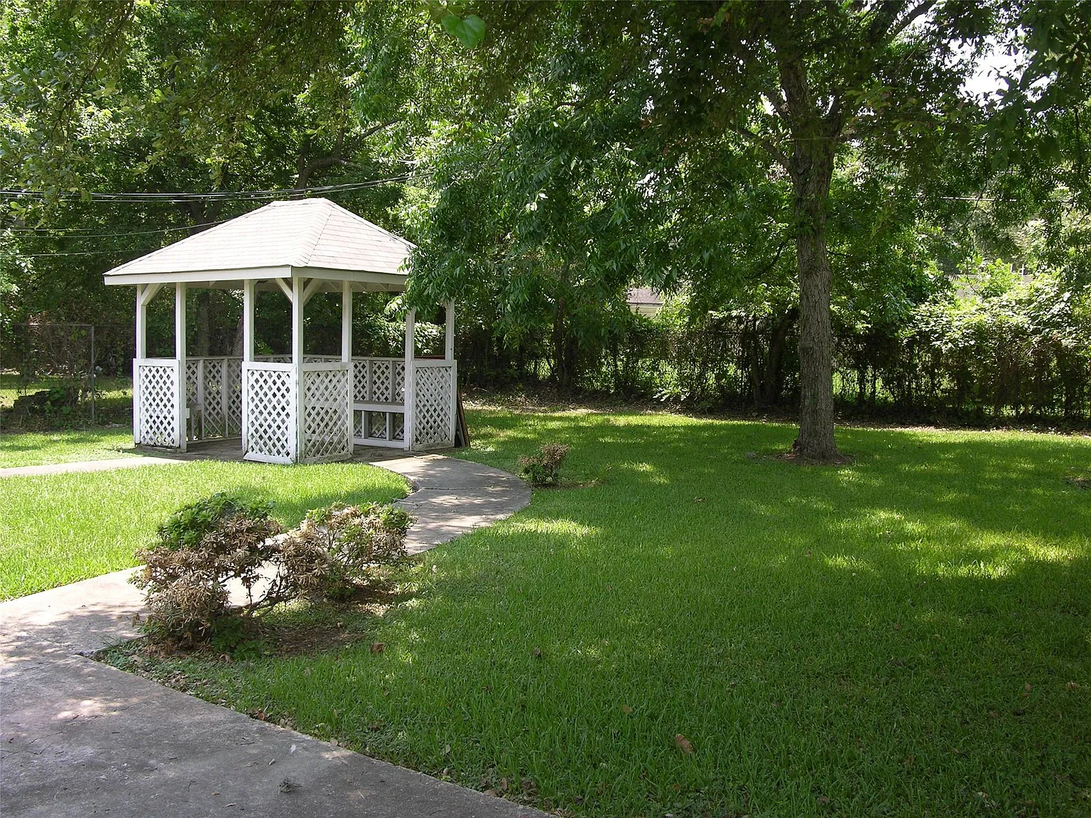 3 bed, 2.0 bath, 1604 sqft, $1,375 — Photo 2