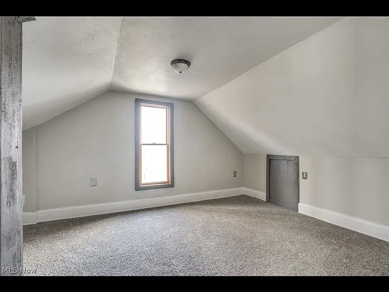 434 E Summit St — Photo 8