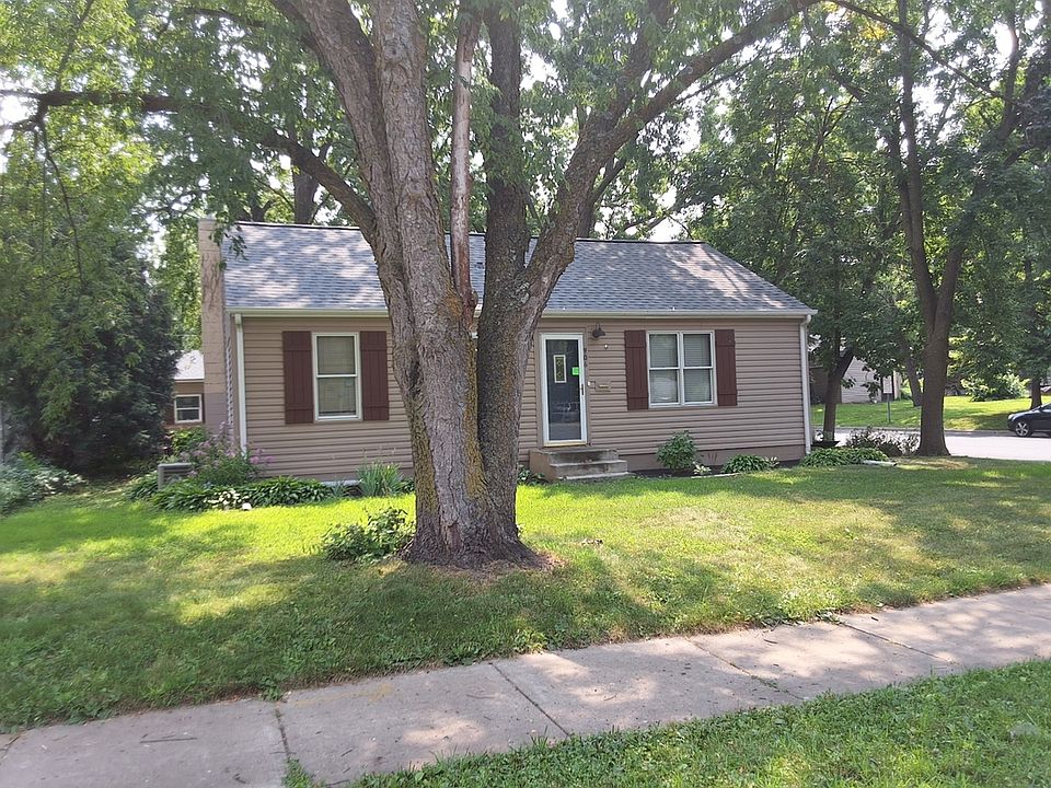 1st image of 906 4th Ave E