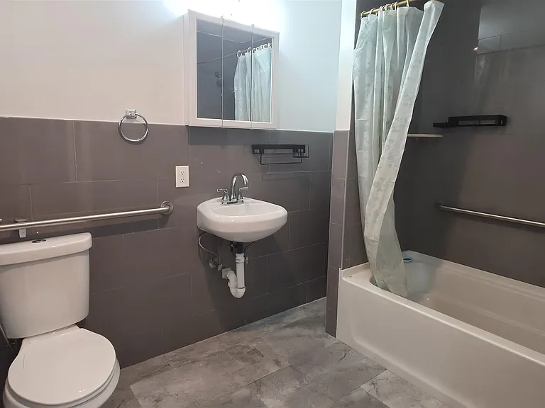 100 Griffith St #1R — Photo 5