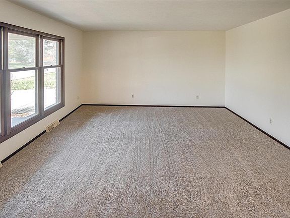 5th image of 41 Fairlane Dr