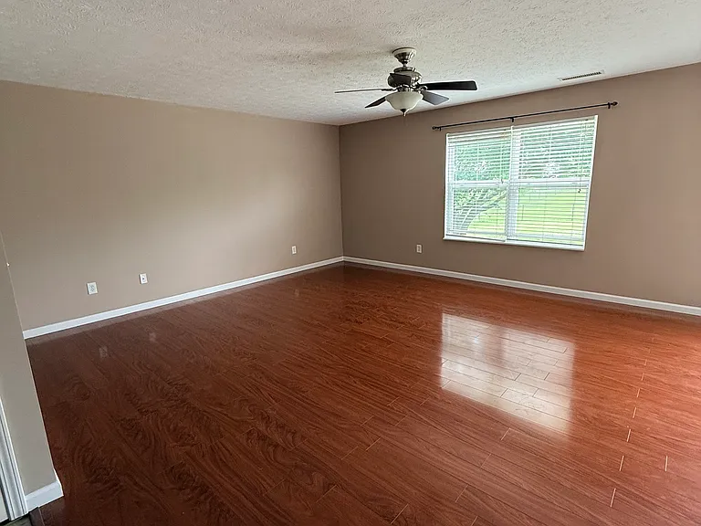 1686 Salina Dr — Photo 4