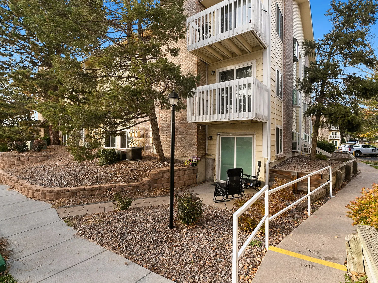 2 bed, 1016 sqft, $2,000 — Photo 1