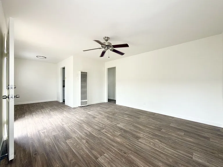 Single Level Cottage Near Downtown! — Photo 3