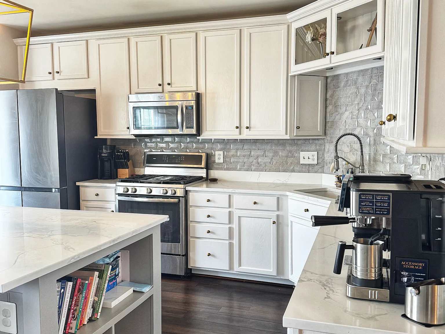 3 bed, 2.5 bath, 2412 sqft, $3,350 — Photo 2