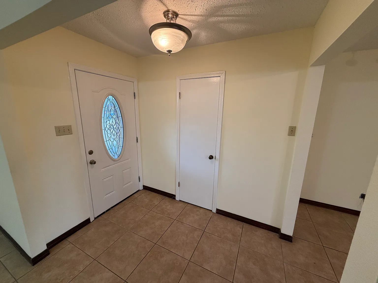 4 bed, 2200 sqft, $1,900 — Photo 2