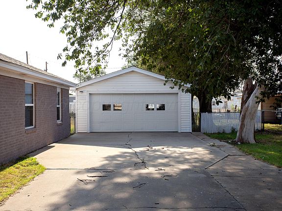 4th image of 1002 N Spring St
