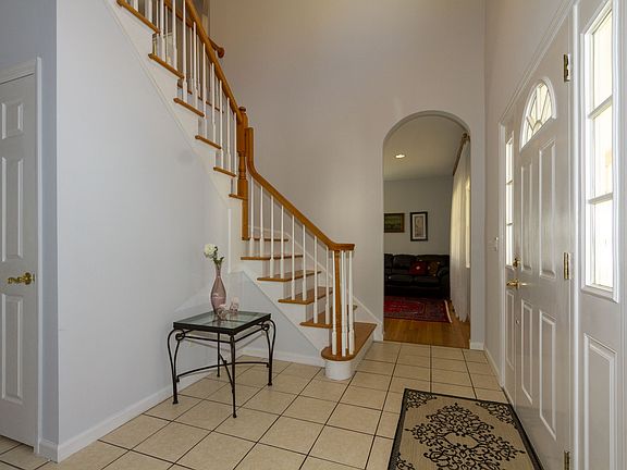 31 Brook Lane- entrance hall 1.jpg