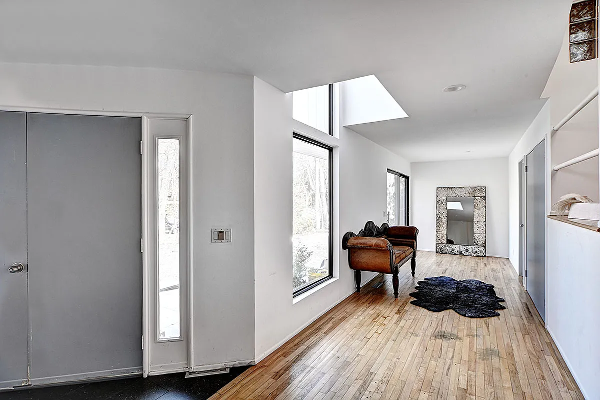 Unique Designer Modern Retreat for Rent — Photo 2