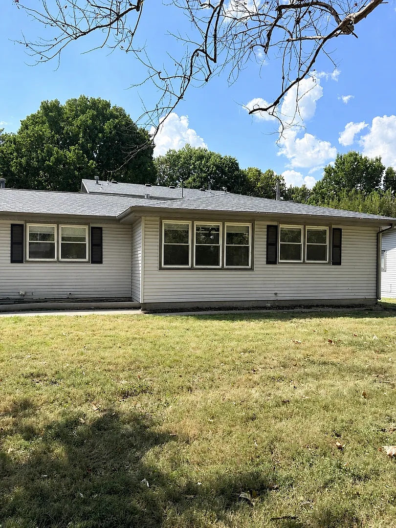 Lovely 2 Bedroom, 1 Bathroom close to OTC — Photo 1