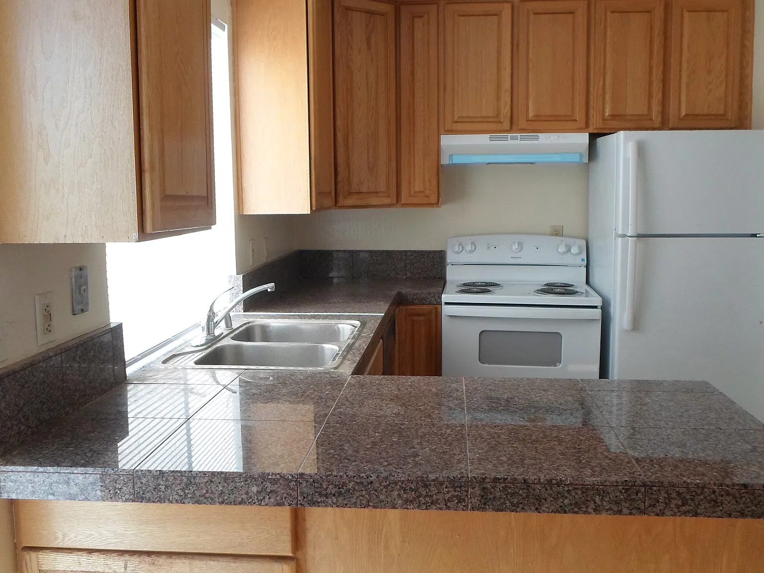 3 bed, 1200 sqft, $2,995 — Photo 3